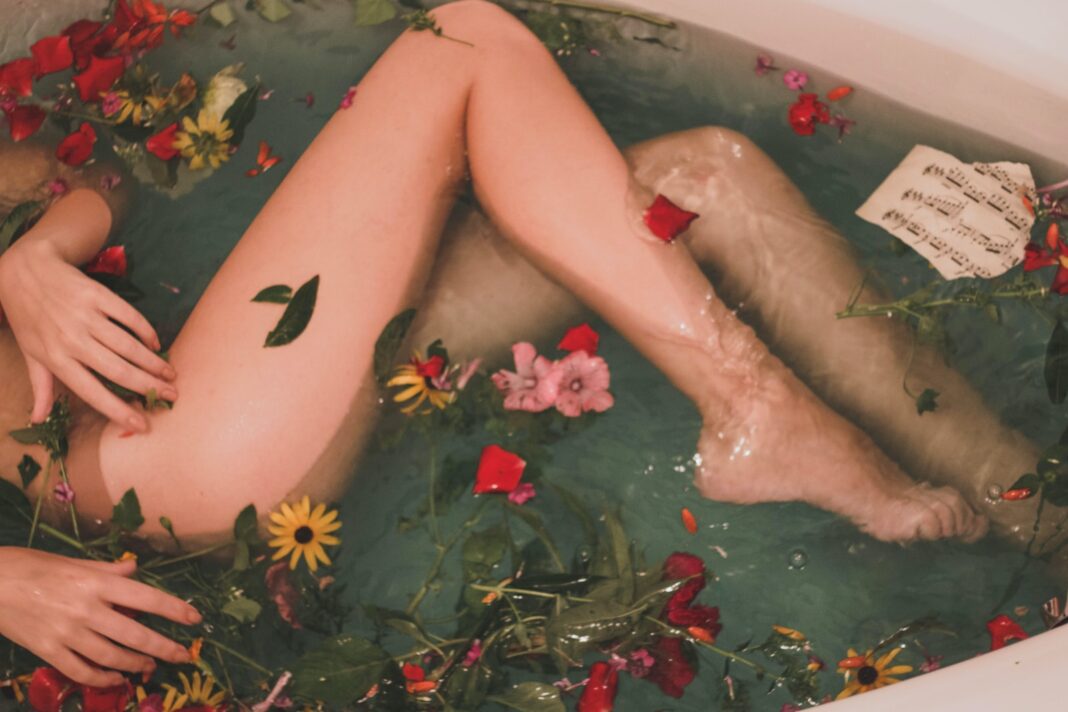 Photo by Hanna Postova bathtub with water and flowers